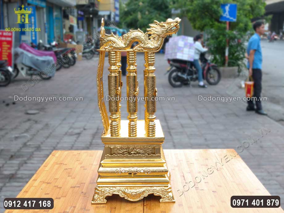 Từng họa tiết hoa văn tr&ecirc;n ngai thờ được chạm khắc sắc n&eacute;t